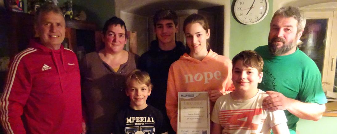Auf dem Bild stehend (v.l.n.r.): Günther Andermann (Vereinsehrenamtsbeauftragter des Hoppinger SV), Susanne Schick, Ben Schick, Lucca Schick, Lea Schick, Phillipp Schick und Manfred Schick.