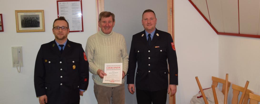 Auf dem Bild zu sehen (von links): 1. Vorsitzender Patrick Haschner, Anton Reinhard (60 Jahre Mitgliedschaft), 1. Kommandant Philipp Greipel. 