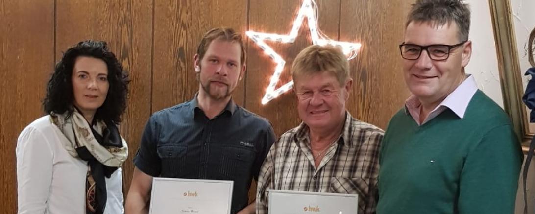 Geschäftsführer Jürgen Schröppel gratuliert und dankt den beiden Jubilaren