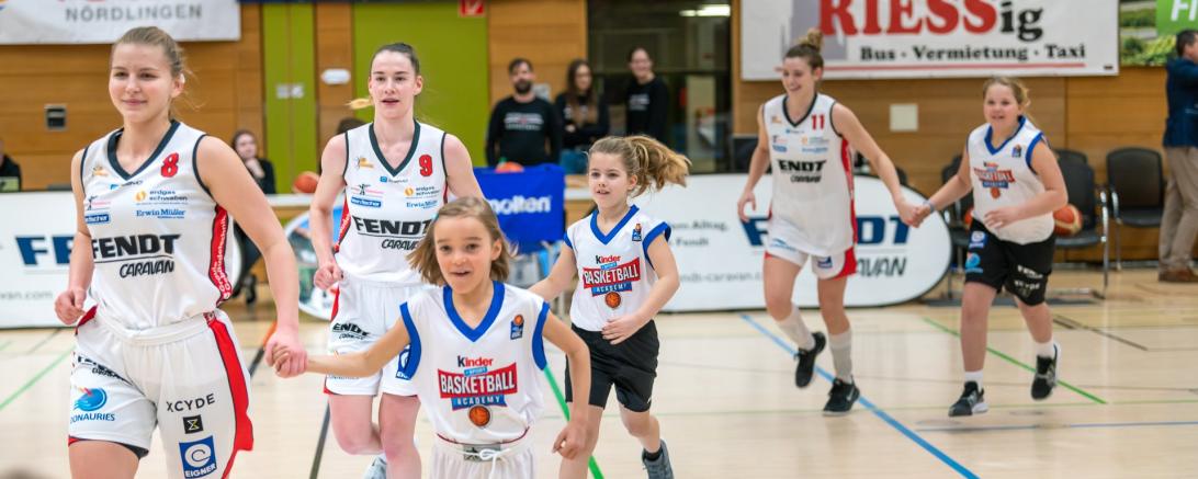 Teilnehmer der kinder+sport academy laufen mit den Profis der Angels ein