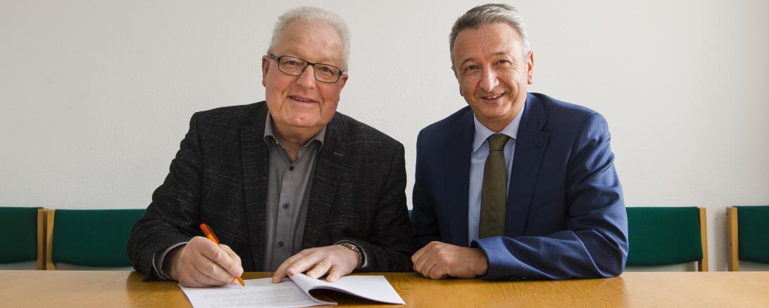 : Am Mittwoch, 26. Februar 2020, unterzeichneten Georg Vellinger, erster Bürgermeister in Buchdorf (links), und Uwe Sommer, Prokurist schwaben netz, den neuen Wegenutzungsvertrag offiziell im Rathaus.