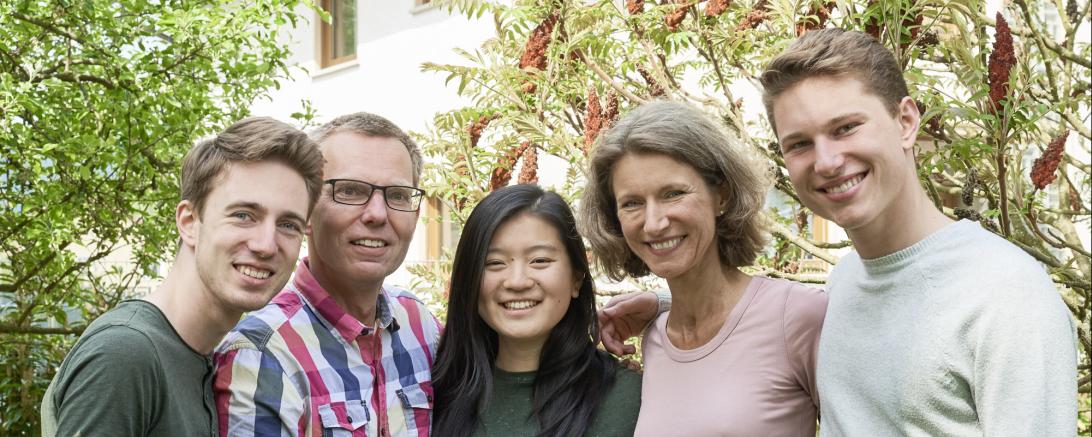 Eine Experiment-Gastfamilie mit ihrer Gastschülerin Selina aus den USA. 