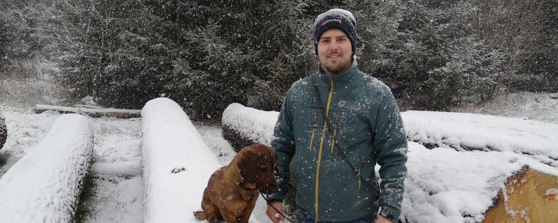 Holzvertriebsleiter Georg Dischner und sein Hund Anton am teuersten Stamm des Forstbetriebs Kaisheim bei der diesjährigen Submission in Bopfingen.