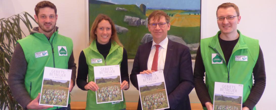 Gebietsbetreuer und Stefan Rößle mit Broschüre
