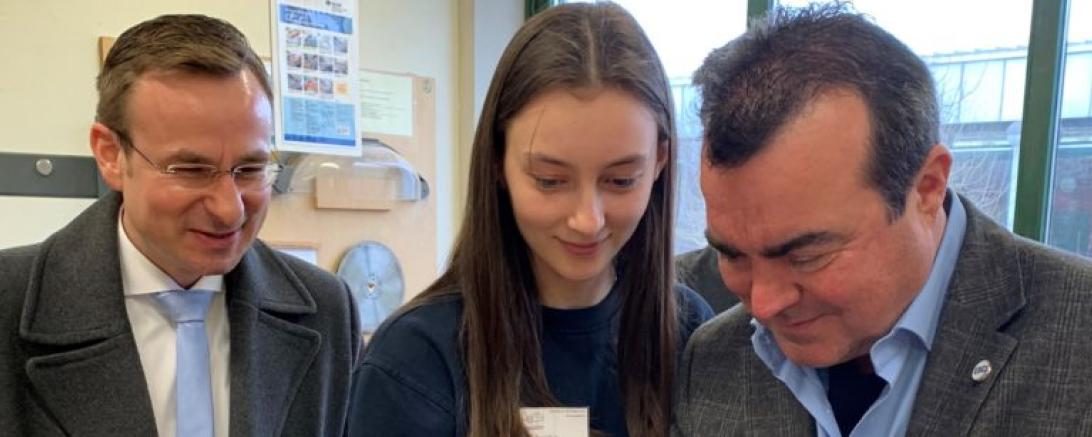 Groß und klein. Arbeiten mit dem Shaper (eine CNC-Handfräsmaschine).