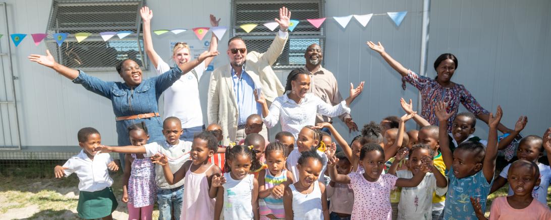 Gruppenbild von Schülern und Spendern 