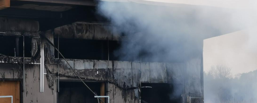 Im Menninger Ortsteil Laub ist ein ein Strohhaufen in Brand geraten. Durch Funken wurde ein angrenzender Stall in Brand gesteckt. 