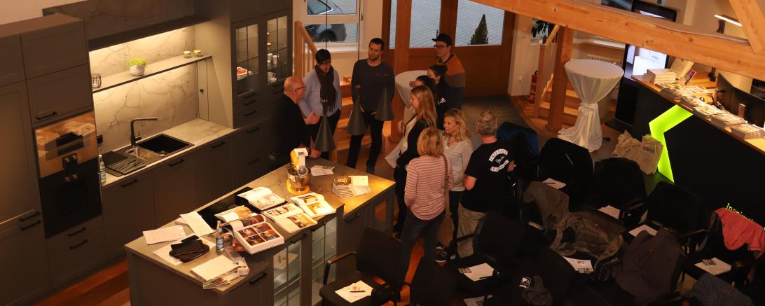 Am 11.03.2020 um 18 Uhr begrüßten Herr Schröder und Herr Merx von der Firma ECOLINE-Holzystembau sowie Christoph Hübler, Geschäftsführer der Schreinerei STARK, 25 zukünftige Bauherren zum Infoabend in Auhausen. 