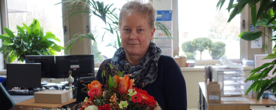 Sabine Schabert mit Blumenstrauß