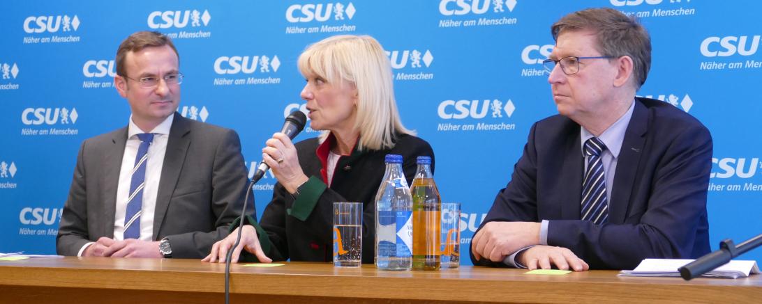 Auf dem Bild zu sehen (von links): Oberbürgermeisterkandidat Joachim Fackler, Bayerische Staatsministerin für Familie, Arbeit und Soziales, Carolina Trautner und Landrat Stefan Rößle. 