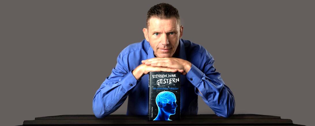 Robert Fischer mit Buch "Sterben war gestern"