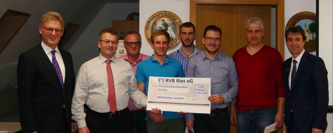 Vorstandsmitglied Bernhard Ströbele (links) und Michael Sandmaier (Leiter Privatkunden, rechts) überreichten den Bollstädter Vereinen jeweils 250 Euro Jubiläumsspende. Von links: Ulrich Schildenberger (genossenschaftlicher Beirat in Bollstadt), Peter Ott (Gartenbauverein), Manuel Schiele (Sportkameraden), Felix Schiele (FFW), Dominik Engel (Schützengilde), Thomas Schildenberger (Krieger- und Soldatenverein). Gefeiert wurde, bevor die Corona-Krise das öffentliche Leben einschränkte.