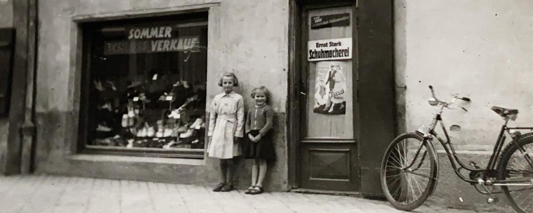 Hier stehen Karin Stark und Nachbarstochter Loni vor dem Laden in der Berger Straße, in dem das Schuhhaus zwischen 1950 und 1960 zu finden war.