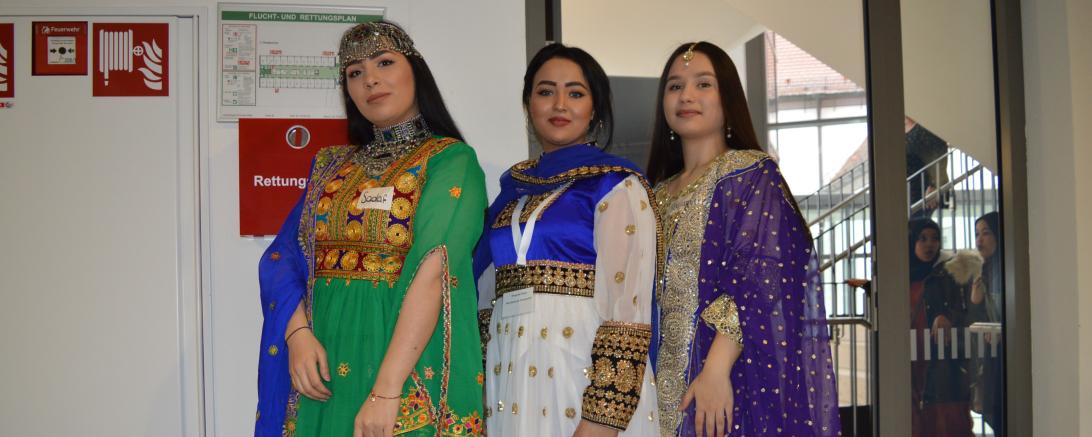 Viele der Neuzugewandereten zeigten sich in ihren traditionellen Gewändern, z. B. im afghanischen Festtagskleid „gand afghani“.