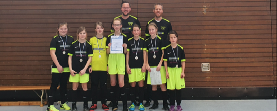 Die D-Juniorinnen mit ihren Trainern Karsten Voß und Christian Bloßfeld.