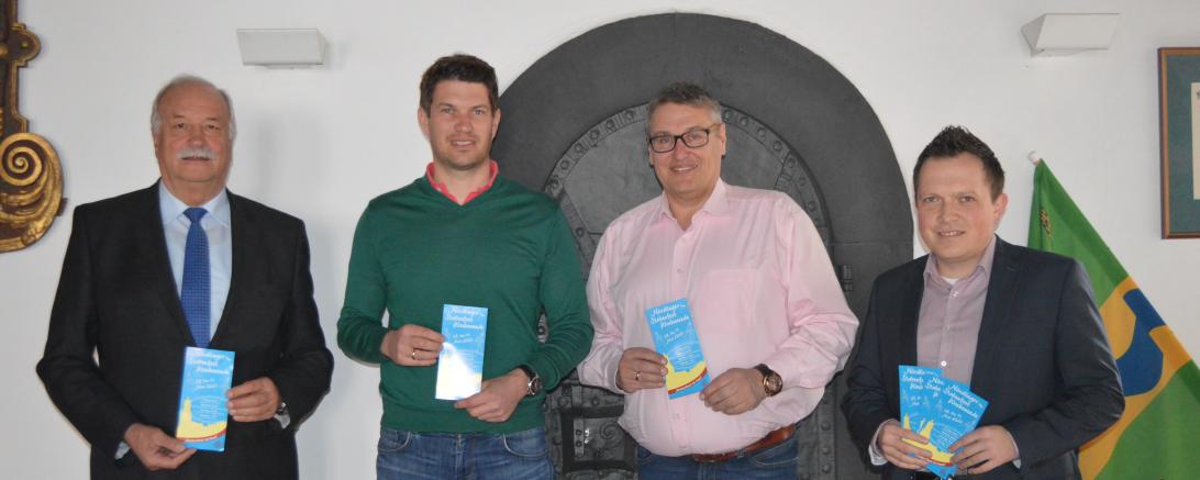 Von links nach rechts: Oberbürgermeister Herrmann Faul, Geschäftsführer Ankerbrauerei Sebastian Haag, Leiter Ordnungsamt Jürgen Landgraf und Mitarbeiter Ordnungsamt, Daniel Wizinger. 