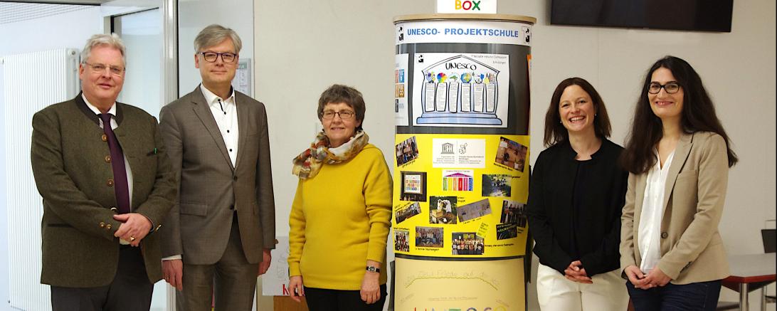 Von links: : Schulleiter Robert Böse, Generalsekretär der Deutschen UNESCO-Kommission Dr. Roman Luckscheiter, stellv. Schulleiterin Dr. Renate Rachidi, UNESCO-Schulkoordinatorinnen Daniela Vogler und Heike Hauck 