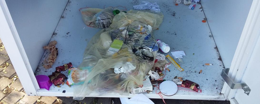 Restmüll gehört nicht in den Altkleidercontainer. 