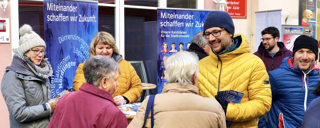 Oberbürgermeisterkandidat Steffen Höhn mit den Kandidatinnen und Kandidaten der CSU an der „Wahldiele“ am Samstagsmarkt. 