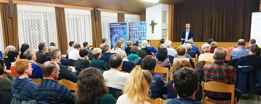 Steffen Höhn stellt im gut besuchten Pfarrsaal St. Josef sein Programm vor und beantwortet Fragen.
