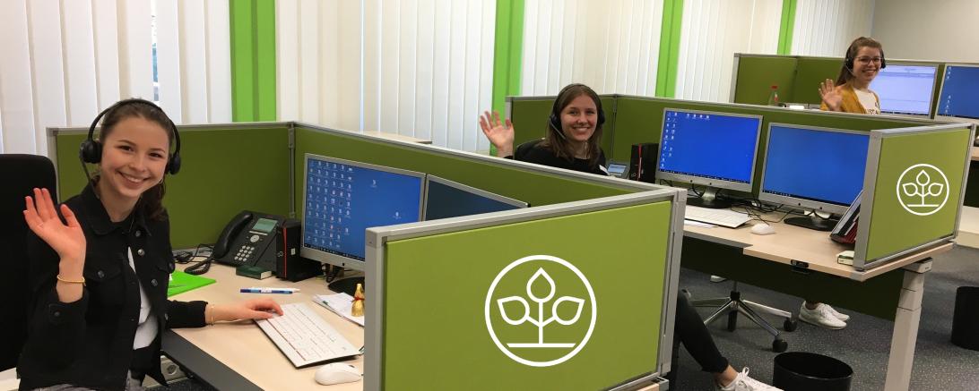 Auf dem Bild zu sehen (von links): Die AOK-Mitarbeiterinnen Stefanie Langer, Sarah Bauer und Lisa Böswald unterstützen an den drei zusätzlich eingerichteten Telefoniearbeitsplätzen.