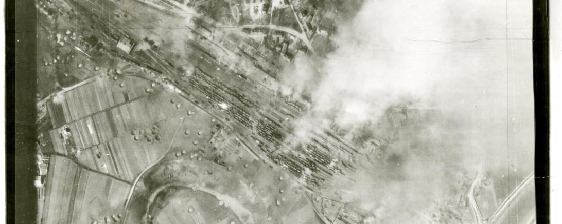 Bombardierung des Bahnhofgeländes Donauwörth. Um überprüfen zu können, ob die Ziele auch getroffen wurden, entstanden während oder nach den Angriffen Luftaufnahmen. Auch heute können solche Bilder noch Hinweise auf mögliche Blindgänger geben.