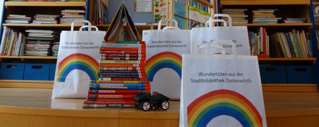 Die Donauwörther Stadtbibliothek bietet in Zeiten von Corona einen besonderen Service für die Bibliothekskunden im Stadtgebiet an: Es werden „Wundertüten“ gepackt, die verschiedene Medien enthalten und für die Zeit zuhause ein Angebot sein sollen. 