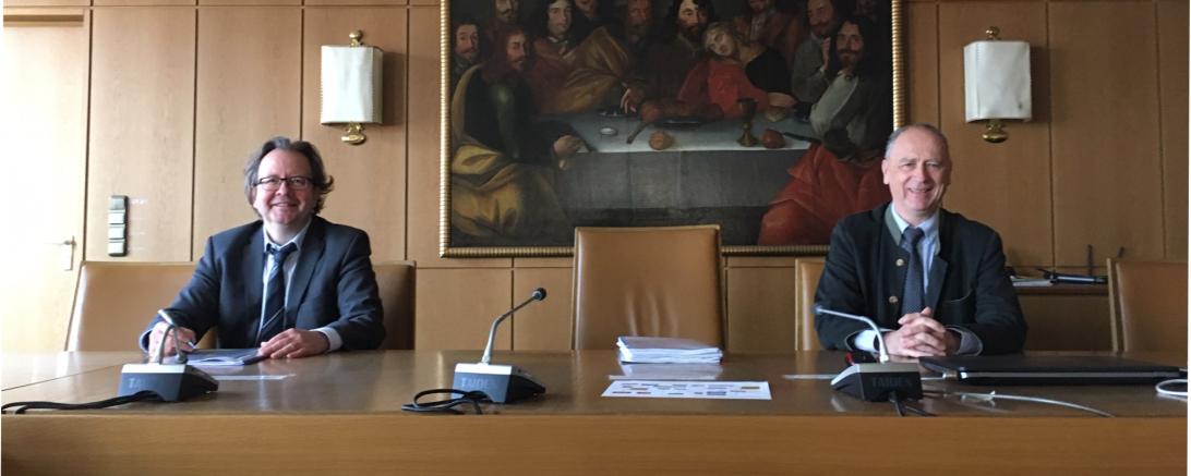 Der Kaufvertrag für das letzte Teilstück des Kasernen-Areals wurde unterzeichnet: Oberbürgermeister Armin Neudert und Hans-Peter Fehr, Leiter Verkaufsteam München der Bundesanstalt für Immobilienaufgaben.