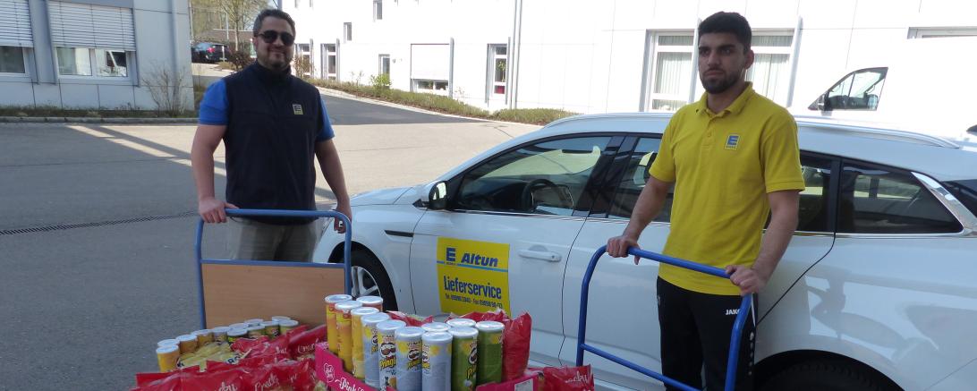 Edeka Altun aus Rain versorgt Personal der Donau-Ries Klinik Donauwörth mit Süßigkeiten und Knabbereien