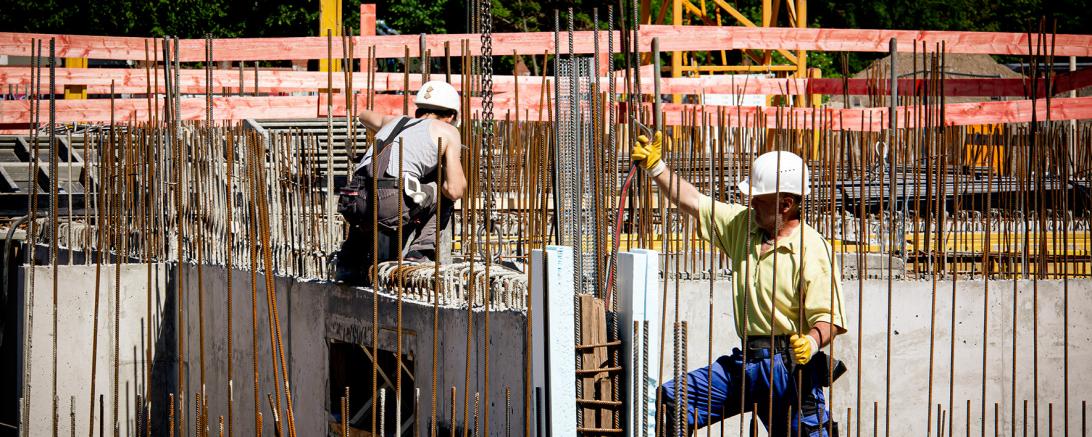 Alle Hände voll zu tun: Trotz Corona verzeichnet die Baubranche volle Auftragsbücher und solide Umsätze. Jetzt profitieren auch die Handwerker. Im April ist der Mindestlohn für Maurer & Co. gestiegen.
