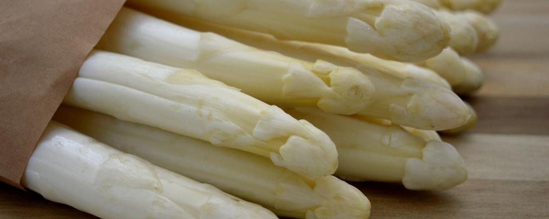"Weißes Gold" oder "königliches Gemüse" - der Spargel hat viele klangvolle Namen und gilt nicht nur unter Fein-schmeckern als Delikatesse. 