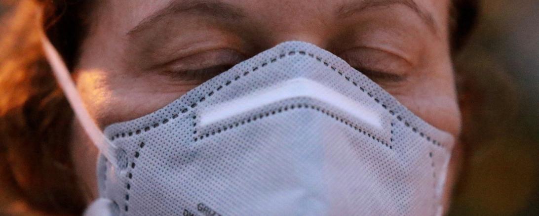 Frau die Mundschutzmaske trägt 