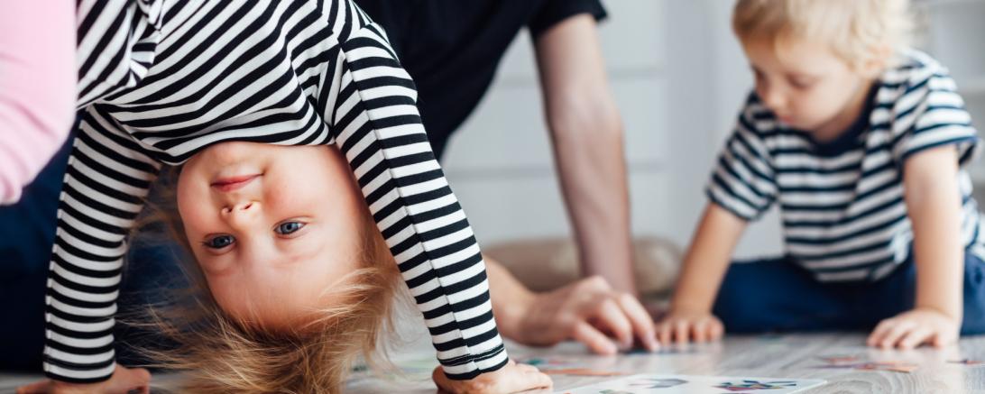 Zu einem strukturierten Tagesablauf mit Kindern gehören auch Zeiten zum gemeinsamen Spielen und Bewegen.