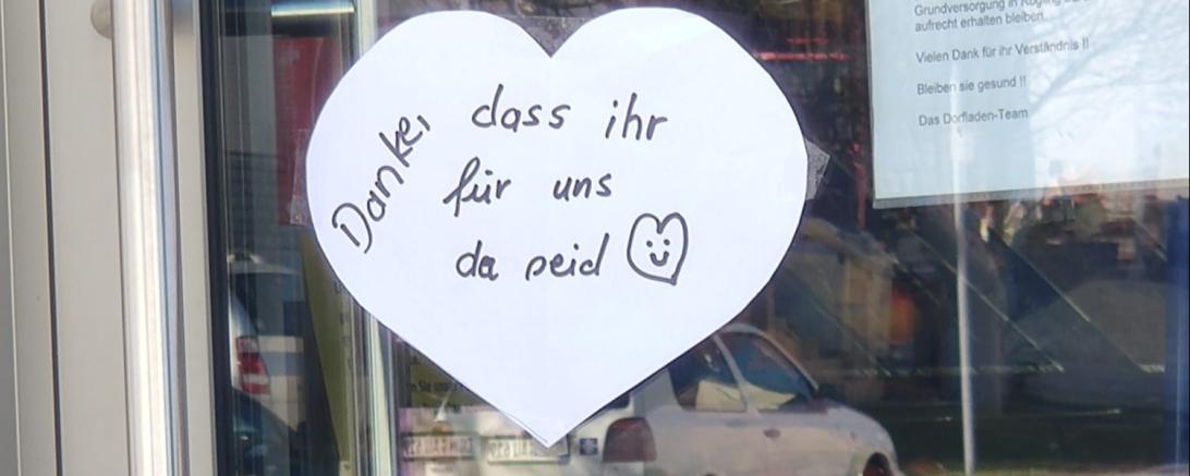 Ein Kunde bedankt sich bei seinem Dorfladen.