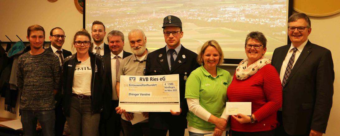Gruppenfoto bei der Spendenübergabe in Ehingen 