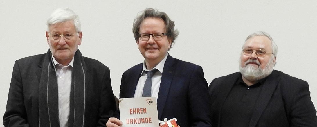 Mit der Goldenen Verdienstspange, der höchsten Auszeichnung der schwäbischen AWO, ehrte der Präsidiumsvorsitzende Dr. Heinz Münzenrieder den Donauwörther Oberbürgermeister Armin Neudert und den Vorsitzenden des AWO-Kreisverbands Donau-Ries, Heiner Kopriwa. 