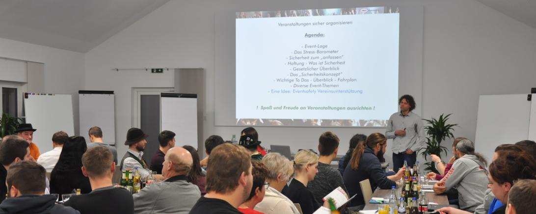 Vortrag vor Zuhörern mit Bildschirmpräsentation