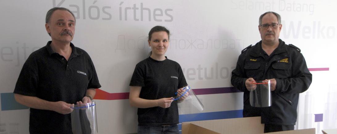 Übergabe der Gesichtsschilder von Werner Müller und Regina Rebele an den Katastrophenschutz-Koordinator Heinz Mayr.