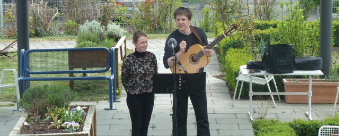 Mann und Frau mit Gitarre im Garten