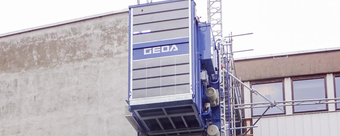 Ein Personen- und Materialaufzug der neuen Multilift-Generation ist erstmals auf einer Baustelle im norwegischen Hamar im Einsatz