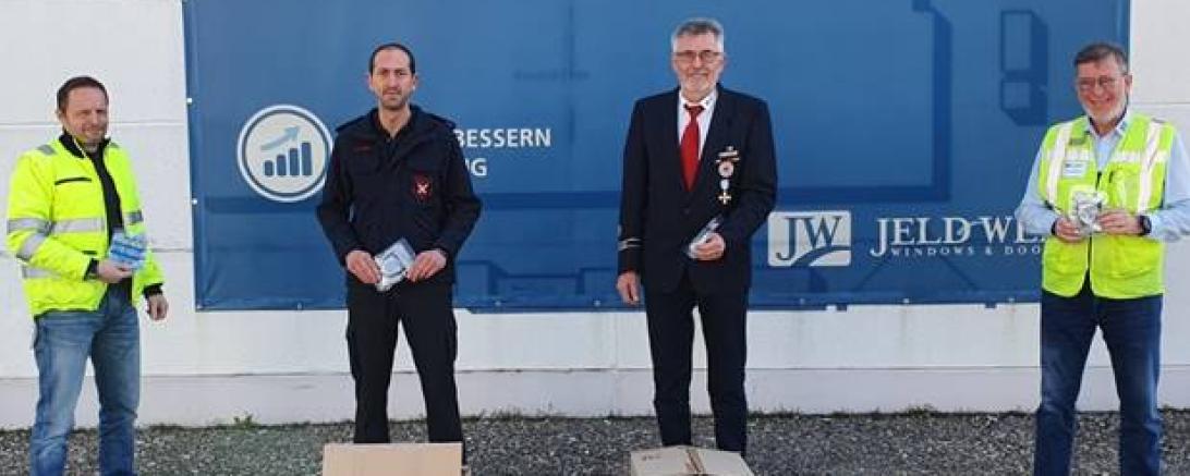 Auf dem Bild zu sehen (von links): Christian Hammling, EHS-Manager am Standort Oettingen, Daniel Härtle, Kommandant FFW Oettingen, Friedrich Ackermann, BRK und Werkleiter Wolfgang Oswald. 