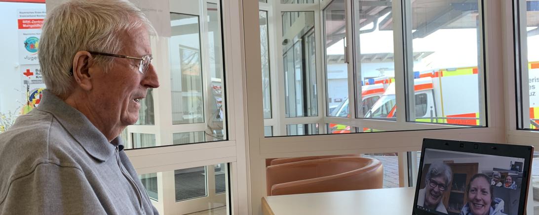 Ein Bewohner des BRK-Pflegezentrums skypet mit seinen Angehörigen. 