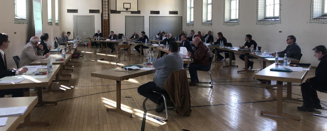 Am vergangenen Mittwochabend wurde der Haushalt der Stadt Donauwörth für das Jahr 2020 verabschiedet. Aufgrund der Corona-Pandemie tagte der Ferienausschuss des Rates in der Turnhalle in der Zirgesheimer Straße. 