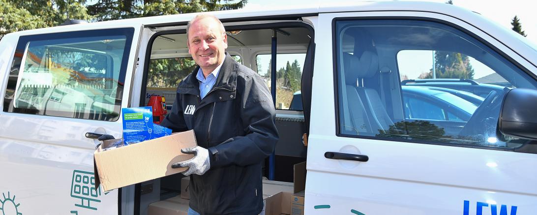 LEW Mitarbeiter mit Geschenkkarton