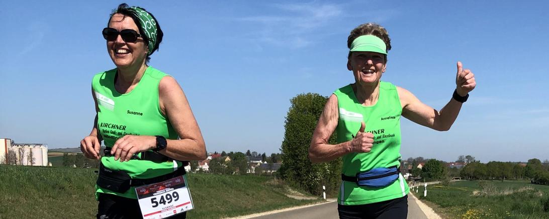Zwei Läuferinnen auf der Straße