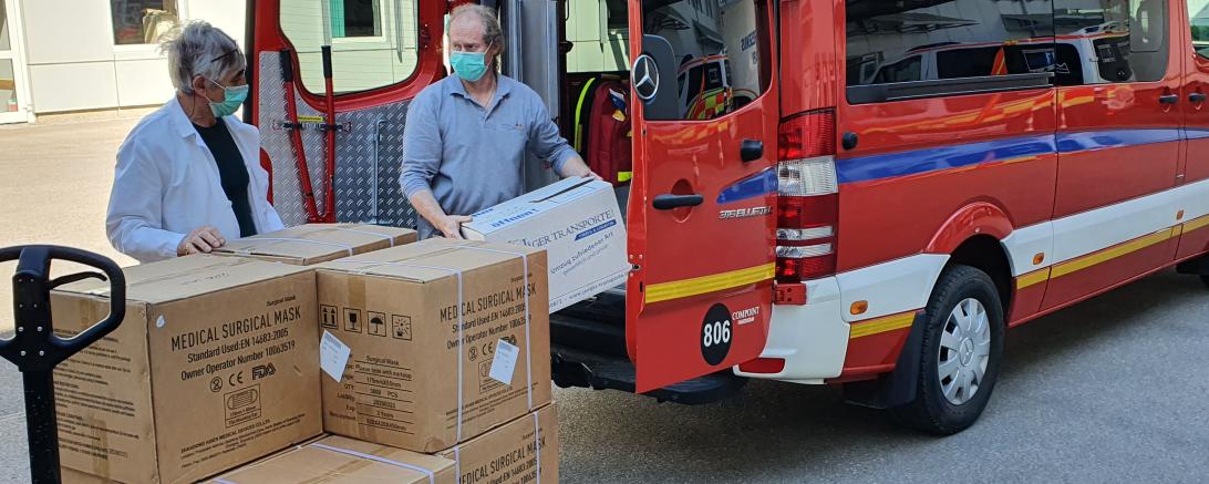 Airbus Helicopters ist dem Aufruf von Landrat Stefan Rößle gefolgt und hat 20.000 chirurgische Masken sowie 200 FFP2-Masken mit Filter an die Donau-Ries Kliniken und Seniorenheime gKU übergeben.