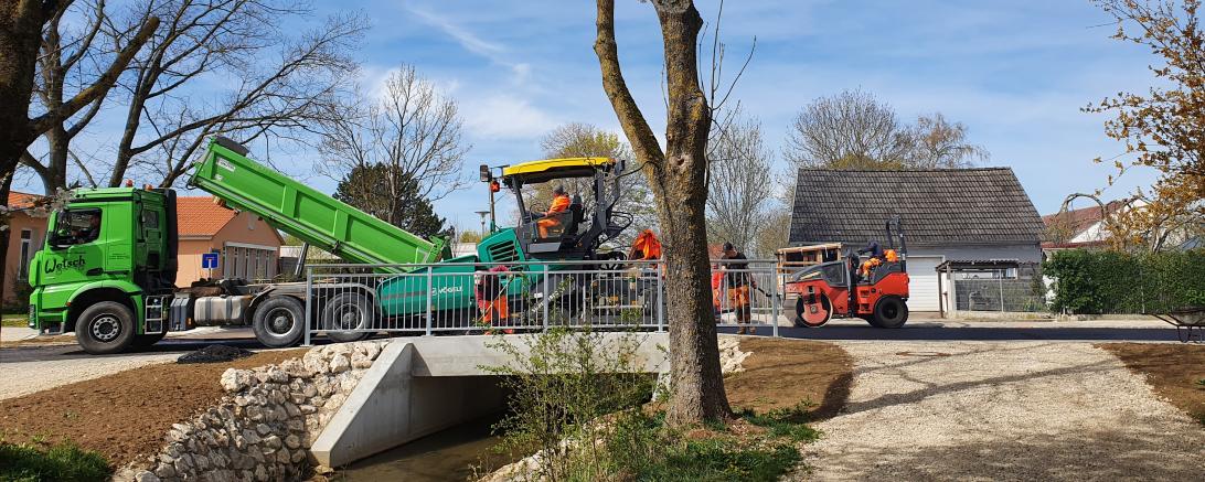 Asphaltierung, Baumaschinen auf Brücke in Baldingen