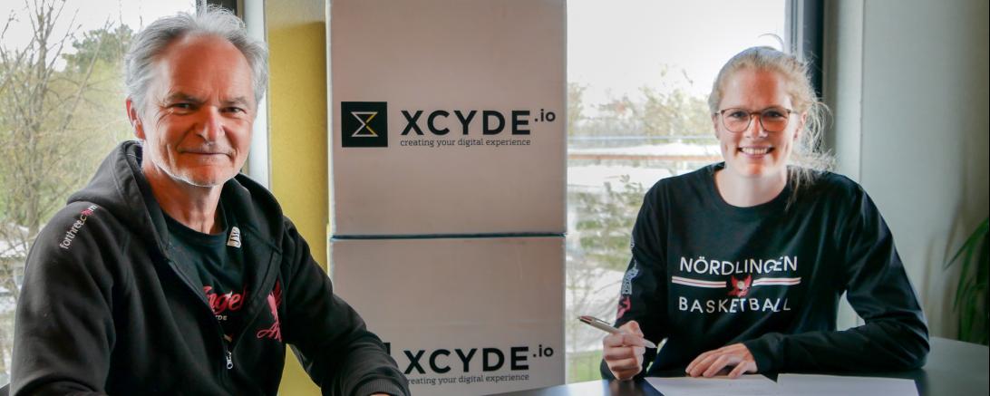 Auf dem Bild zu sehen (von links): Kurt Wittmann, sportlicher Leiter BG Donau-Ries, und Neuzugang Anneke Schlüter. 