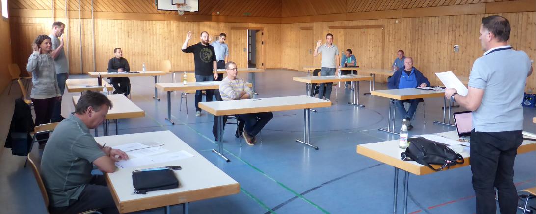 Bürgermeister Weiß bei der Vereidigung der fünf neuen Gemeinderatsmitglieder.