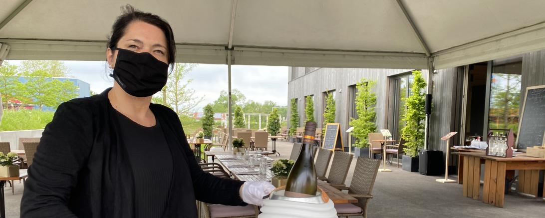 Doris Hihn mit Gesichtsschutz auf Terrasse